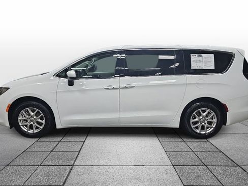Used 2023 Chrysler Voyager LX image 8