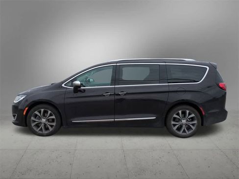 Used 2017 Chrysler Pacifica Limited image 3