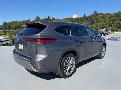 Used 2023 Toyota Highlander Platinum AWD/4WD image 3