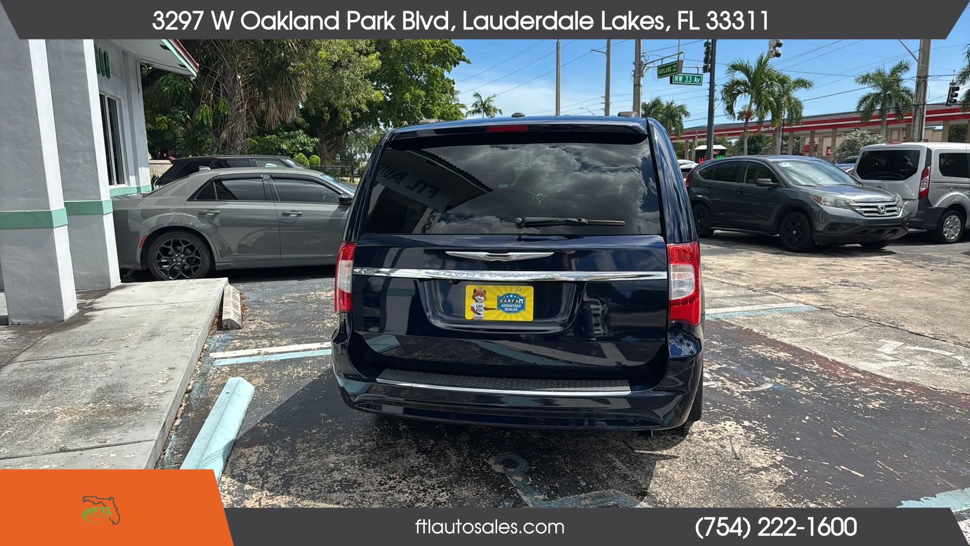 Used 2014 Chrysler Town & Country Touring-L FWD image 9