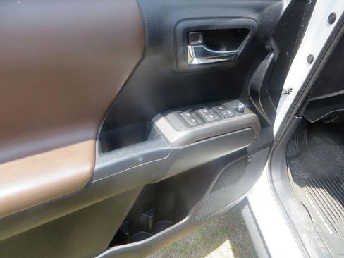 Used 2017 Toyota Tacoma Limited w/ Tow Package AWD/4WD image 12