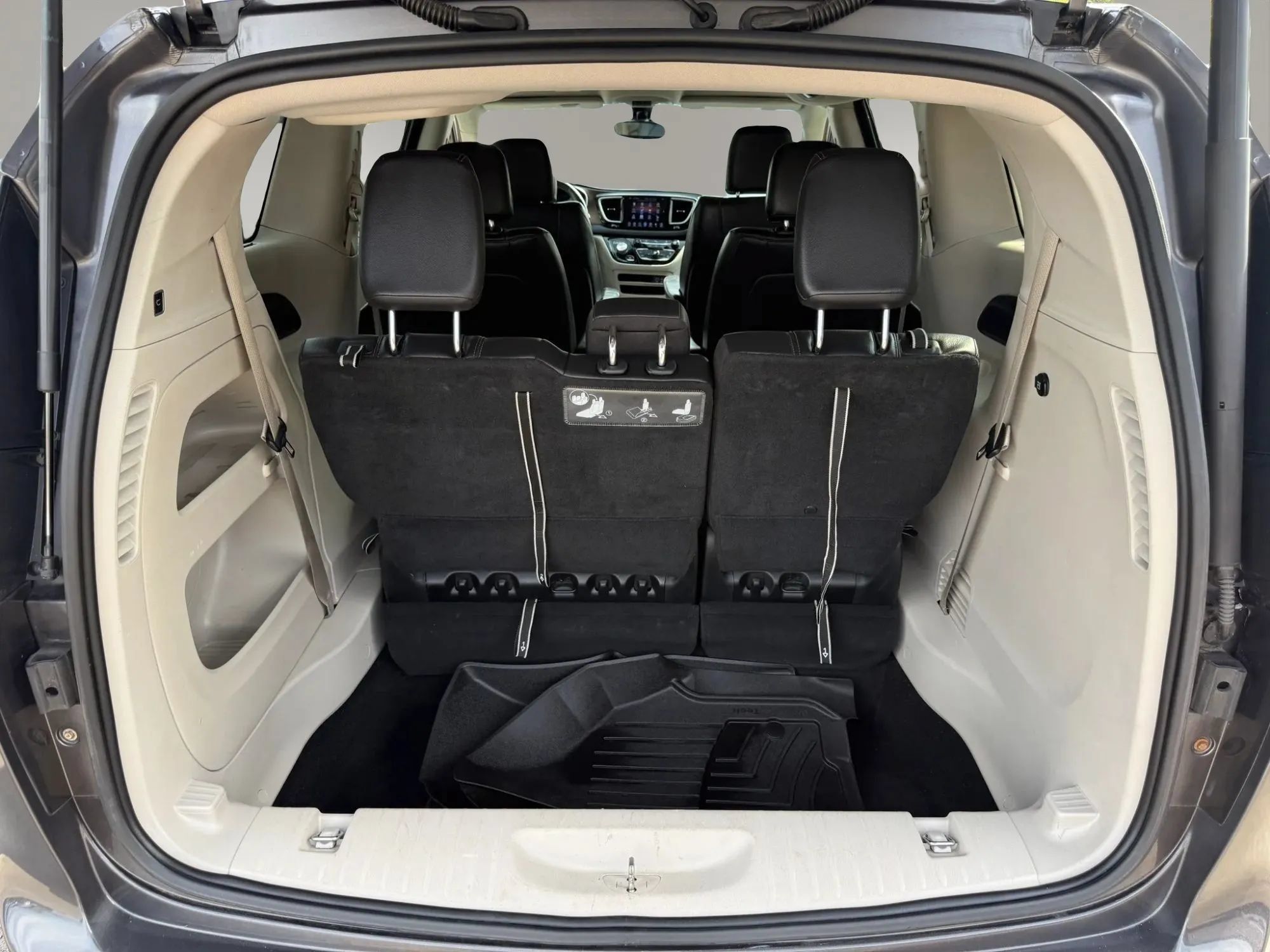 Used 2017 Chrysler Pacifica Touring-L FWD image 7