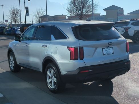 Used 2021 Kia Sorento LX image 9