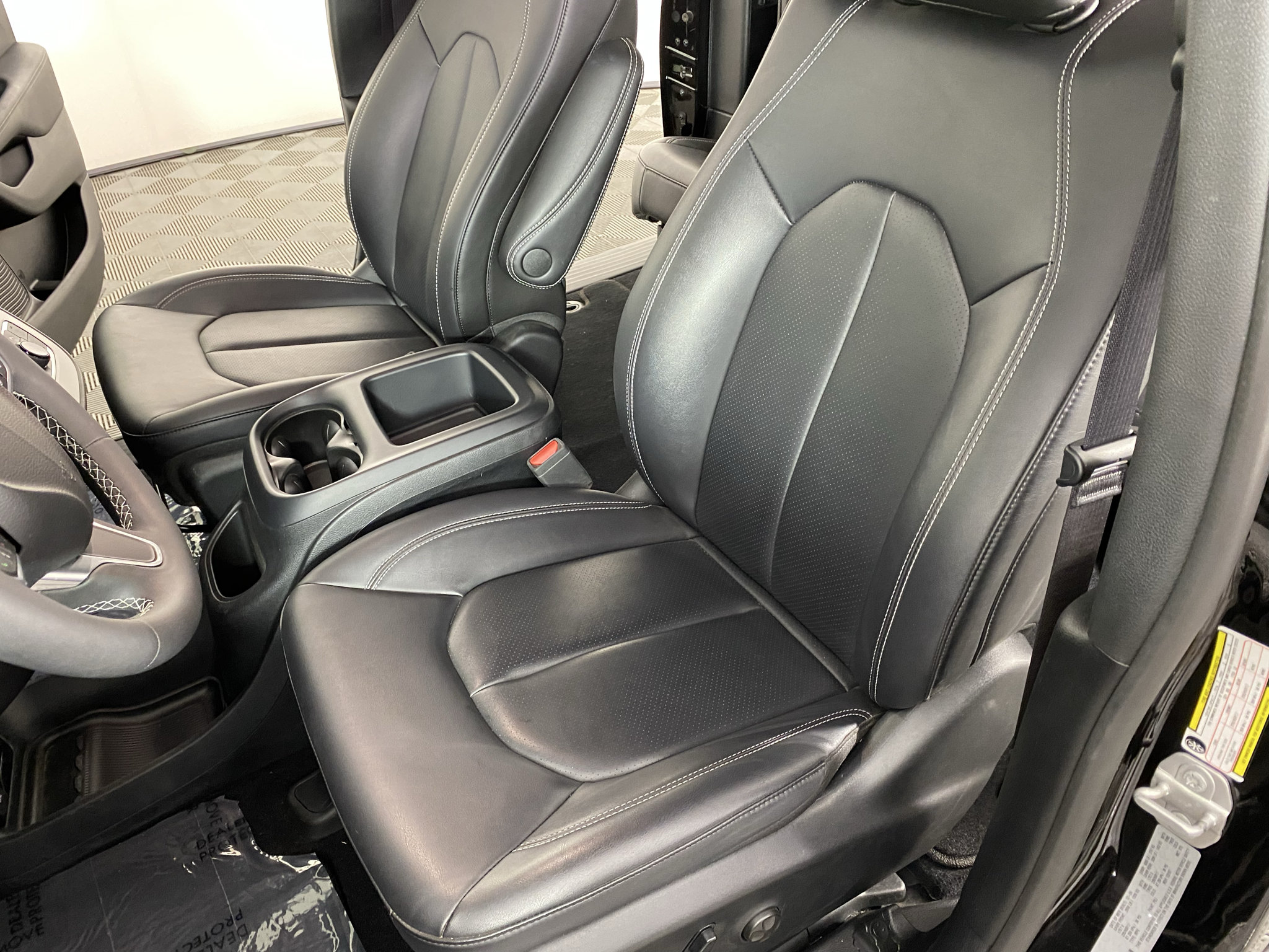 Used 2025 Chrysler Voyager LX FWD image 24