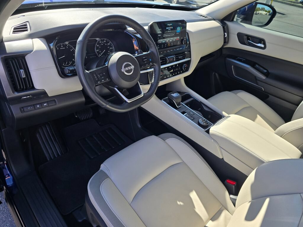 Used 2024 Nissan Pathfinder SL AWD/4WD image 2