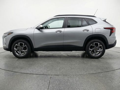 Used 2025 Chevrolet Trax LT w/ LT Convenience Package image 5