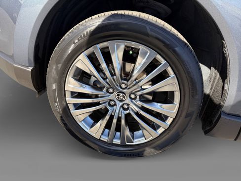 Used 2024 Toyota Venza XLE AWD/4WD image 9