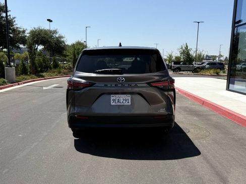 Used 2022 Toyota Sienna XLE FWD image 9