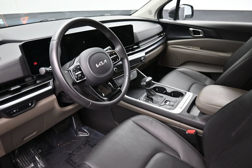 Used 2025 Kia Carnival FWD image 21