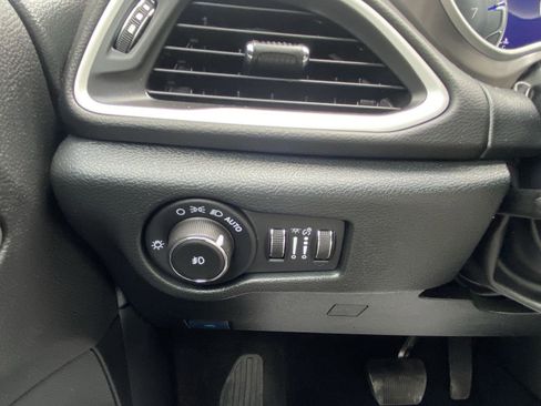 Used 2025 Chrysler Pacifica Select FWD image 11