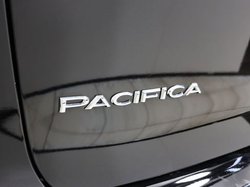 Used 2024 Chrysler Pacifica Touring-L AWD/4WD image 46
