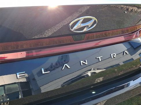 Used 2023 Hyundai Elantra Limited image 30
