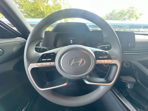 Used 2025 Hyundai Elantra SE FWD image 15