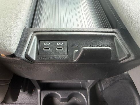 Used 2025 Toyota Sienna XLE FWD image 12