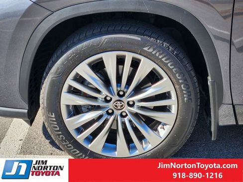Used 2025 Toyota Highlander Platinum image 14