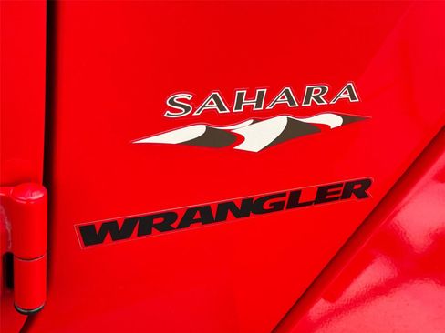 Used 2017 Jeep Wrangler Sahara w/ Connectivity Group AWD/4WD image 8