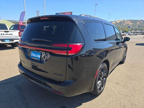 Used 2025 Chrysler Pacifica Limited FWD image 5