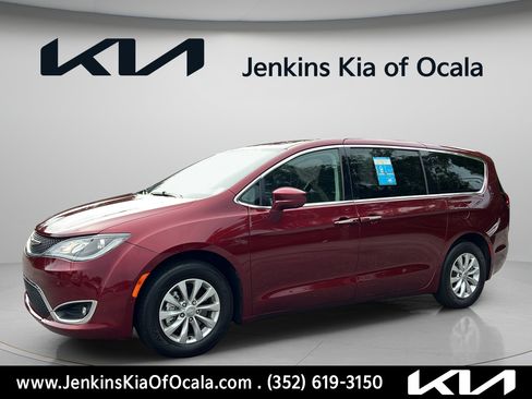 Used 2019 Chrysler Pacifica Touring Plus w/ Advanced Safetytec Group FWD image 7