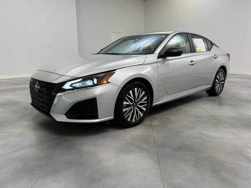 Used 2025 Nissan Altima 2.5 SV FWD image 4