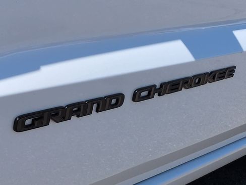 Used 2020 Jeep Grand Cherokee Altitude AWD/4WD image 13