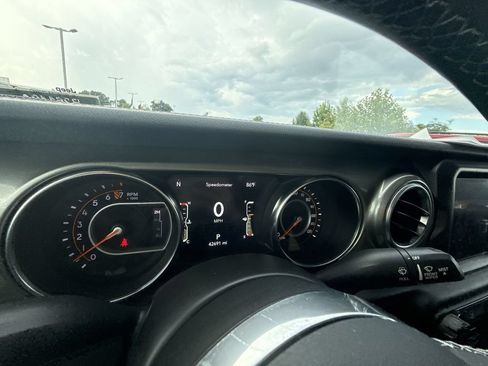 Used 2022 Jeep Gladiator Overland w/ LED Lighting Group AWD/4WD image 18