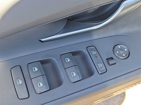 Certified 2025 Hyundai Elantra SEL FWD image 17