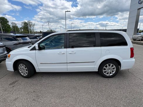 Used 2016 Chrysler Town & Country Touring FWD image 3