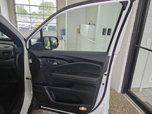 Used 2023 Honda Ridgeline Black Edition image 17