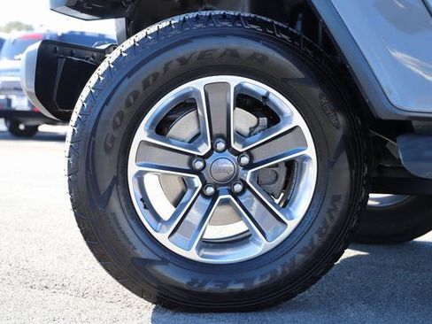 Used 2018 Jeep Wrangler Unlimited Sahara w/ Dual Top Group AWD/4WD image 2