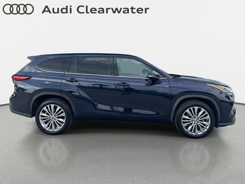 Used 2023 Toyota Highlander Platinum FWD image 5