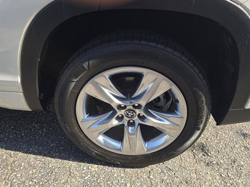 Used 2017 Toyota Highlander Limited FWD image 13