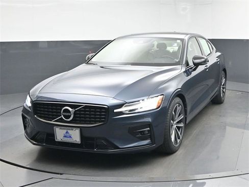 Used 2022 Volvo S60 B5 Momentum w/ Premium Package image 3