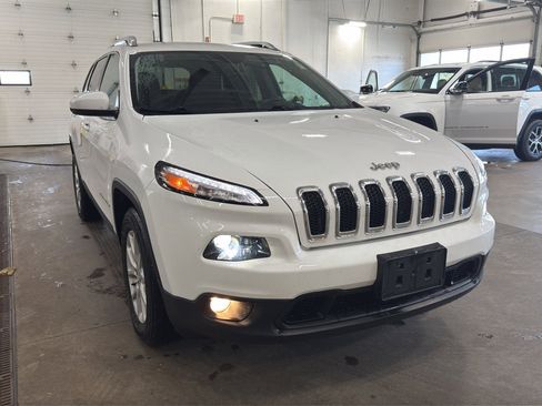 Used 2017 Jeep Cherokee Latitude w/ Comfort/Convenience Group image 3