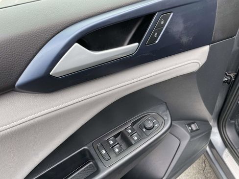 Used 2024 Volkswagen Taos SE image 27