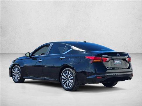 Used 2024 Nissan Altima 2.5 SV FWD image 8