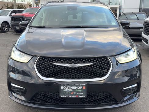Used 2022 Chrysler Pacifica Touring-L image 2