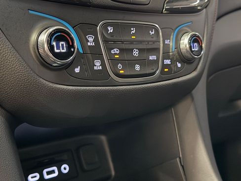 Used 2023 Chevrolet Equinox RS FWD image 28
