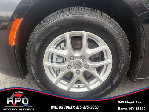 Used 2024 Chrysler Pacifica Touring-L FWD image 10
