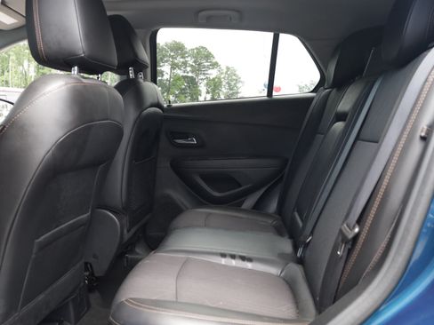 Used 2020 Chevrolet Trax LT w/ LT Convenience Package FWD image 13