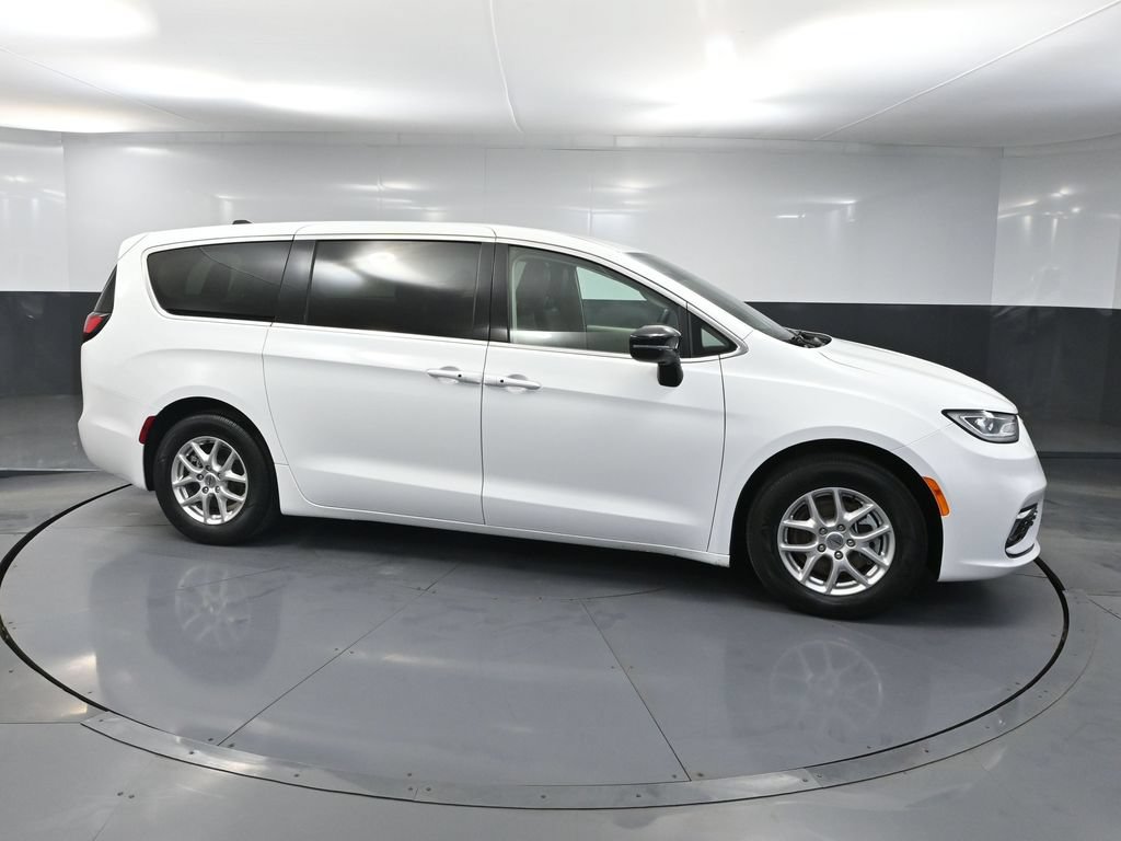 Used 2024 Chrysler Pacifica Touring-L FWD image 2