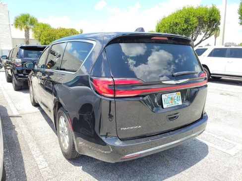 Used 2023 Chrysler Pacifica Touring-L FWD image 4