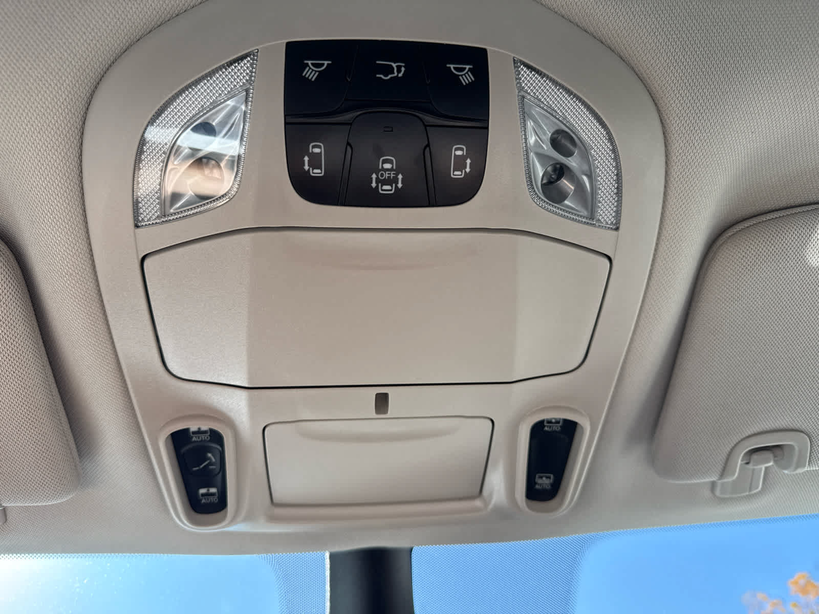 Used 2024 Chrysler Pacifica Limited w/ Uconnect Theater Family Group FWD image 29
