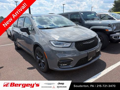 Used 2025 Chrysler Pacifica Limited FWD image 1