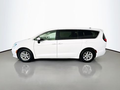 Used 2023 Chrysler Pacifica Touring-L FWD image 4
