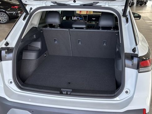 Used 2025 Volkswagen Tiguan SE image 31