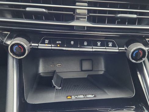 Used 2024 Chevrolet Traverse RS image 44