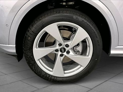 Used 2025 Audi Q5 Premium Plus w/ Premium Plus AWD/4WD image 11