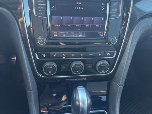 Used 2018 Volkswagen Passat 3.6 image 21