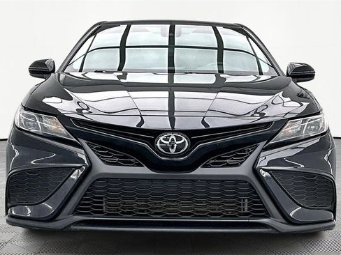 Used 2021 Toyota Camry SE image 3