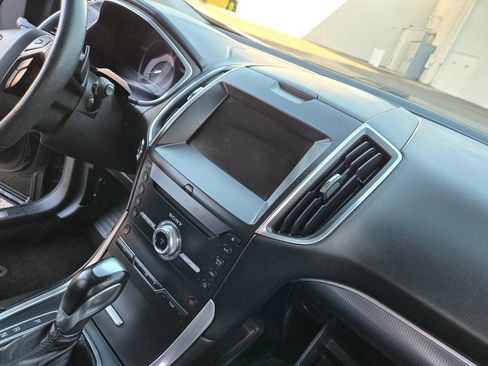 Used 2018 Ford Edge Titanium image 39